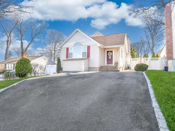 105 Beaver Drive, Kings Park, NY 11754