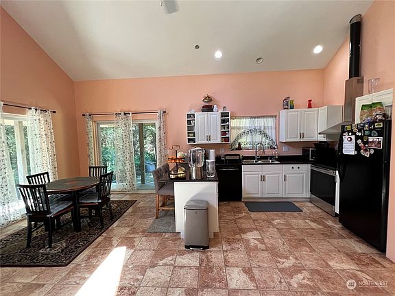 5th image of 345 Blueberry Hill Drive