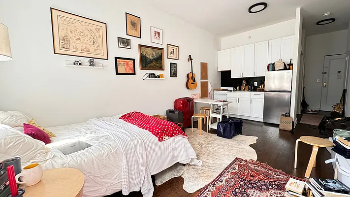 Rented by KNOCKKNOCK LLC | media 12