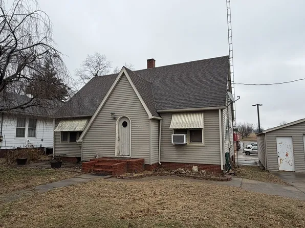 140 S 4th St, Albion, IL 62806