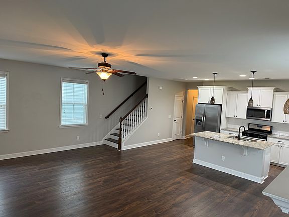 3rd image of 133 Yorkshire Dr