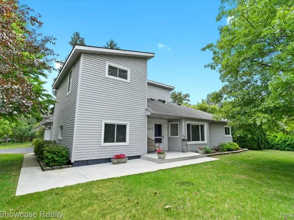 5865 Crescent Rd, Waterford, MI 48327