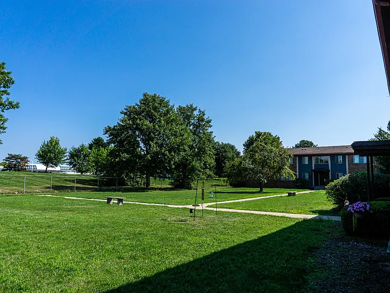 Golf Manor Apartments — Photo 10