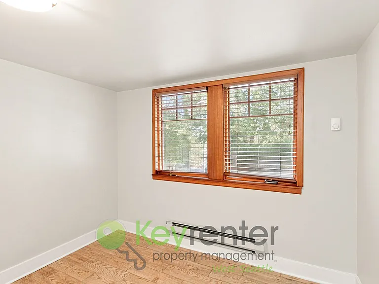 215-221 E Louisa St — Photo 11