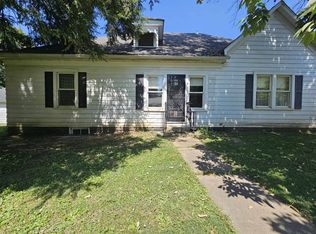 302 N 1st St, Oakford, IL 62673