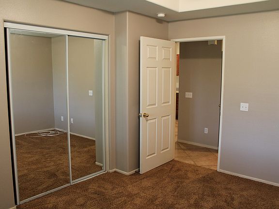 Bedroom w/ mirrored closet d