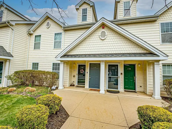 136 Brattle Circle #136, Melville, NY 11747