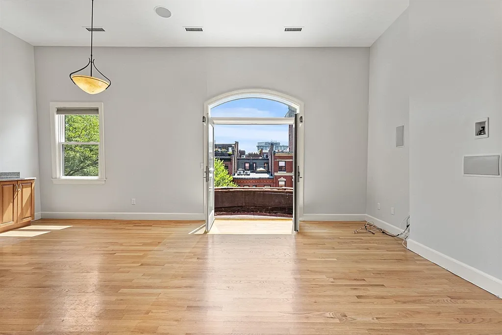 3 bed, 2.0 bath, 1506 sqft, $7,500 — Photo 3