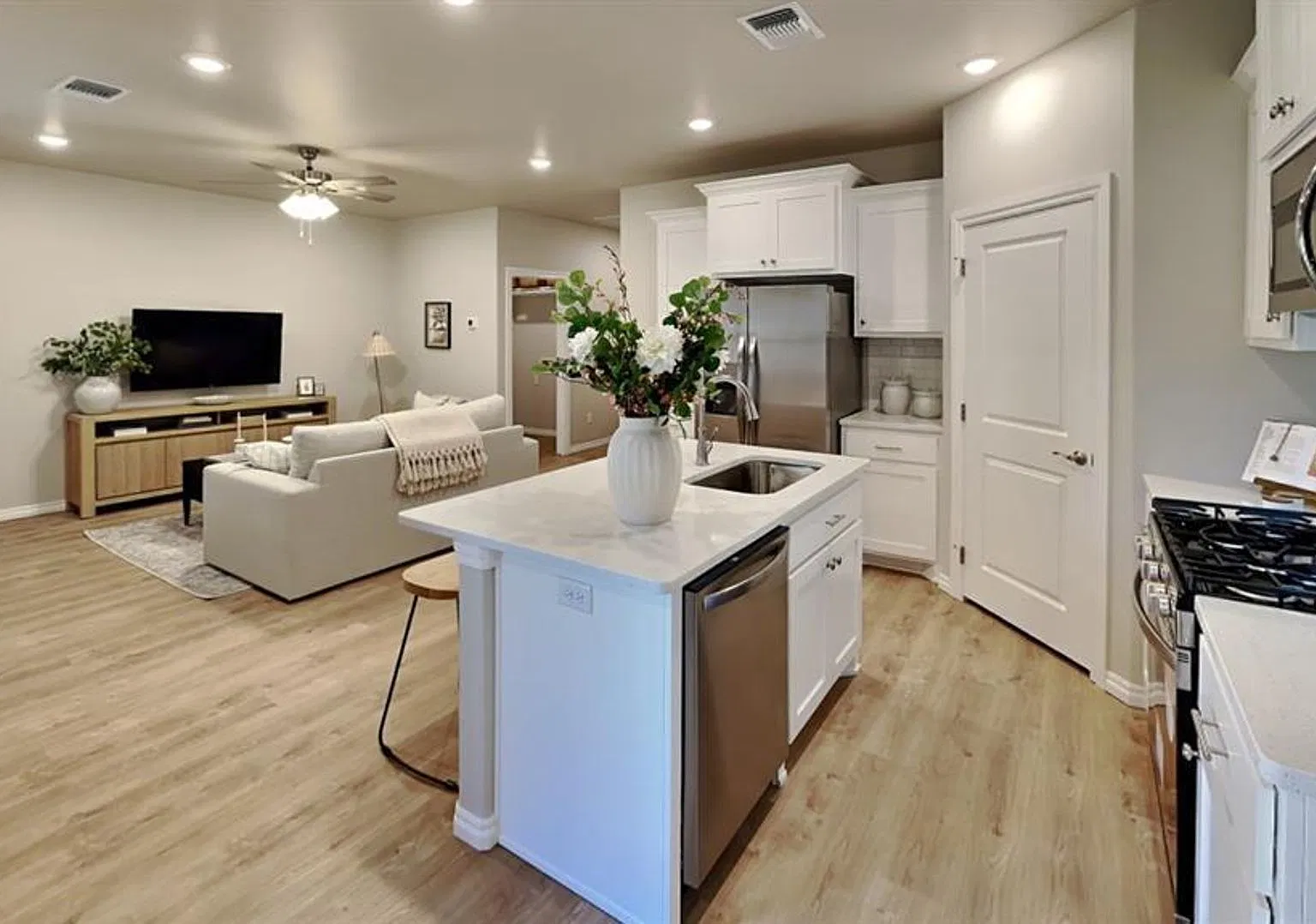Luxury 3 Bedroom 2 Bathroom Cottage Home in 55+ Gated Community (Lawn Care Included) — Photo 4