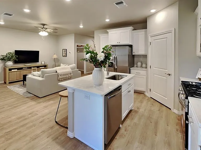 7020 Labelle Dr — Photo 12