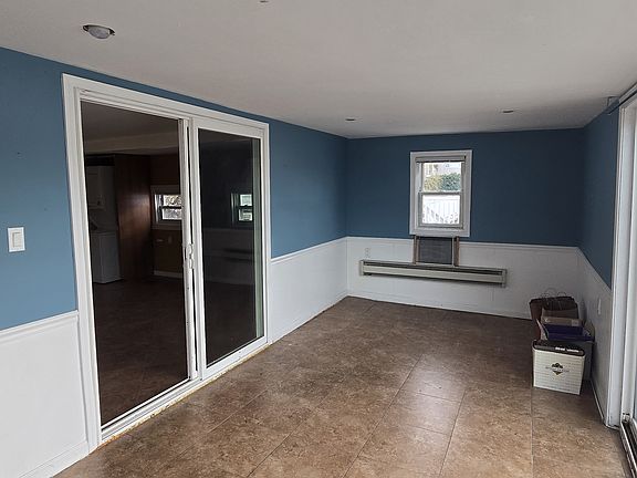 2nd image of 147 Woodbine Ave APT 1S