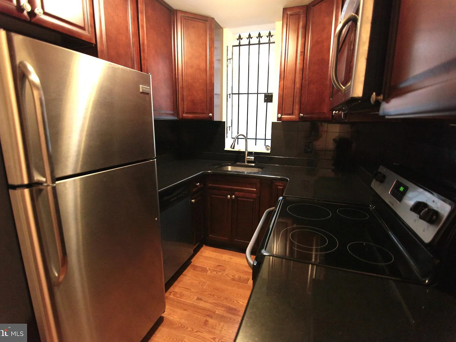 3 bed, 1992 sqft, $2,250 — Photo 2
