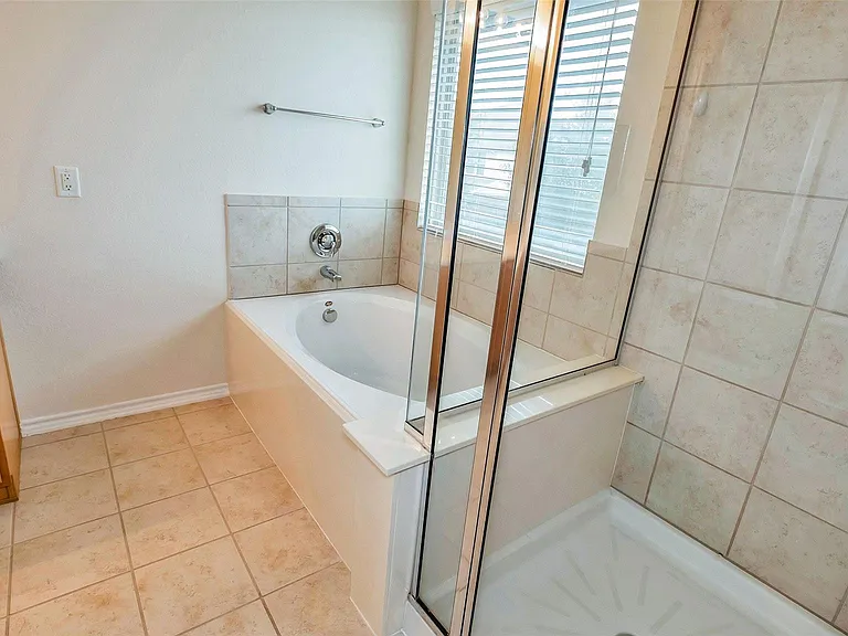 6475 Calgary Woods Ln — Photo 18