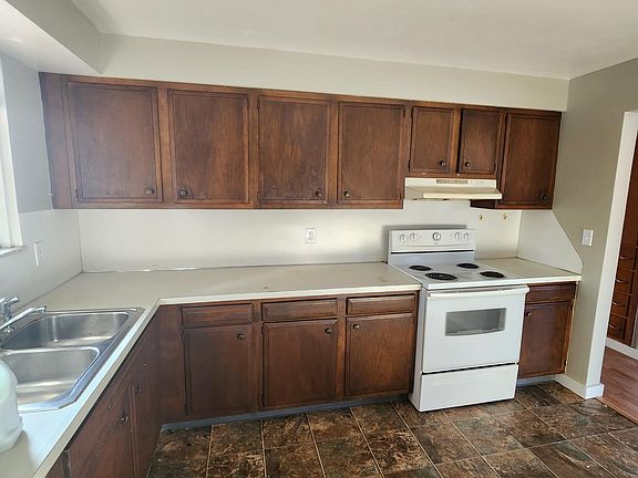 Plenty of cabinet space in this kitchen!