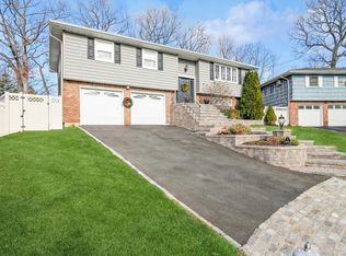 6 Sixpence Ct, Huntington, NY 11743