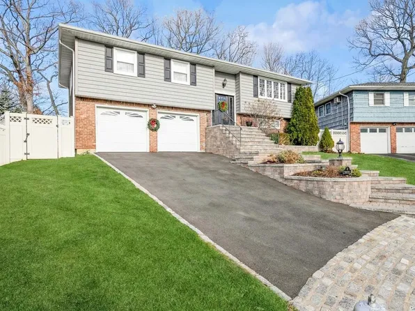 6 Sixpence Court, Huntington, NY 11743