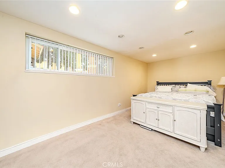 1901 Celeste Ln — Photo 32
