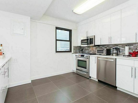 3rd image of 279 E 44th St APT 18c
