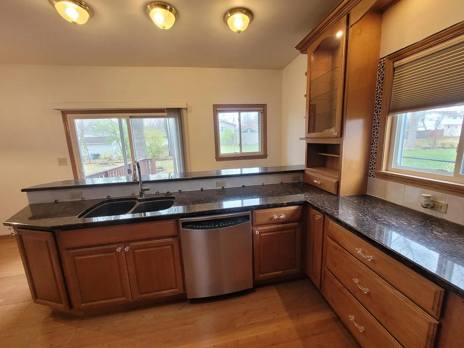 3 bed, 2693 sqft, $3,550 — Photo 4