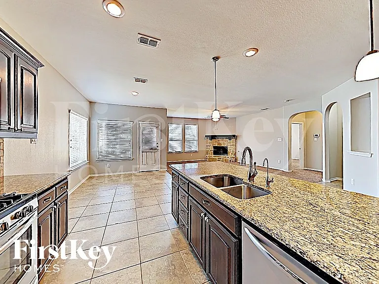 1724 Henderson Dr — Photo 5