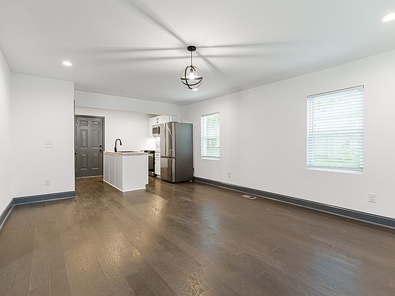 4th image of 122 Mount Leo Heights St