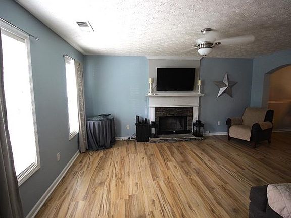 3rd image of 604 Eagle Glen Trce