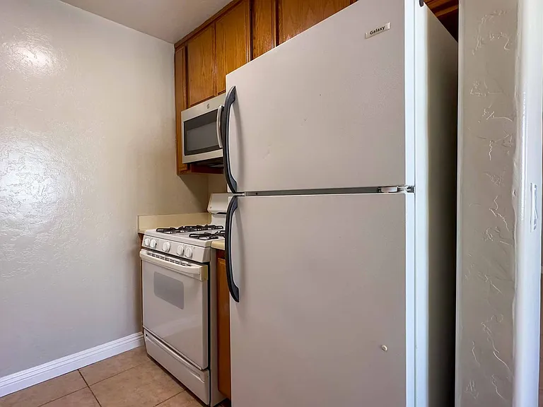 323 W 15th Ave — Photo 13