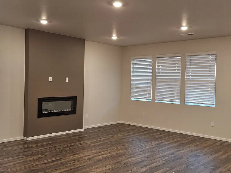 1454 NE Boxcar Dr — Photo 1