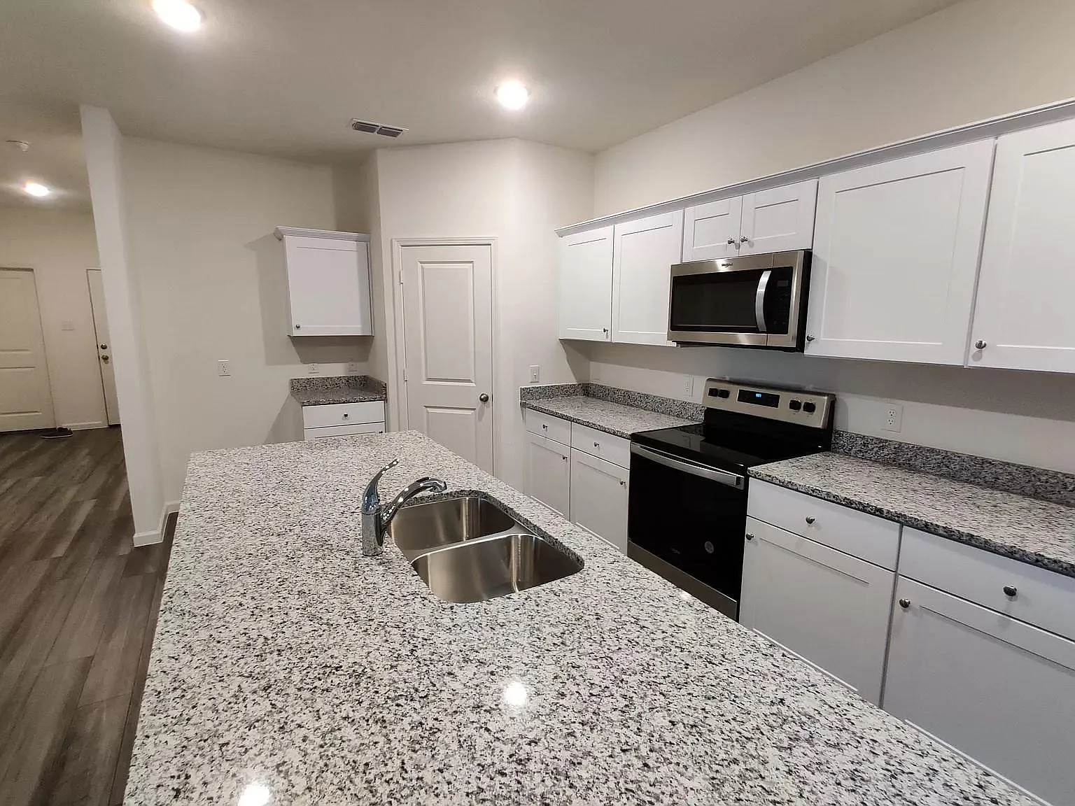 4 bed, 1827 sqft, $2,100 — Photo 4