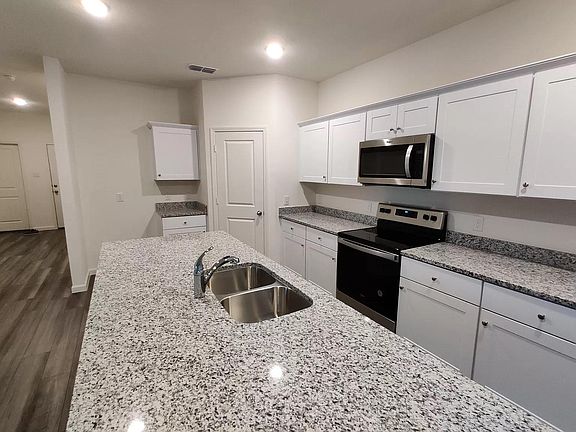 4th image of 801 Juniper St