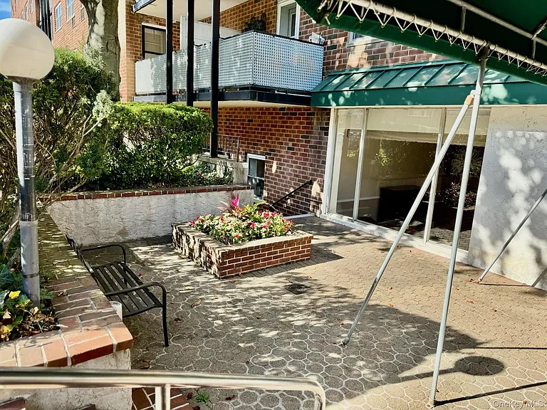 100 Lincoln Ave — Photo 5