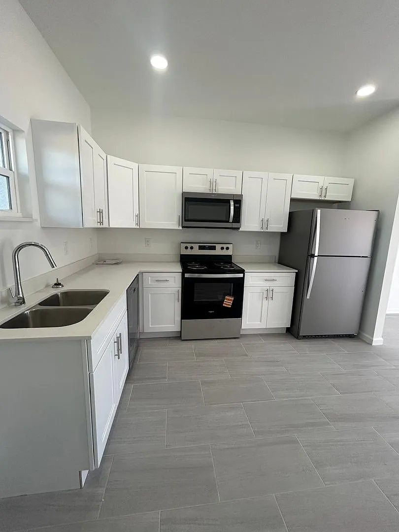 Brand-New Modern 2BR/2BA Home with Garage Desirable Lake Placid Location — Photo 4