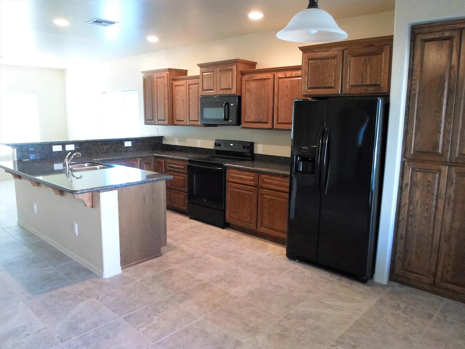 3 bed, 1405 sqft, $1,900 — Photo 3