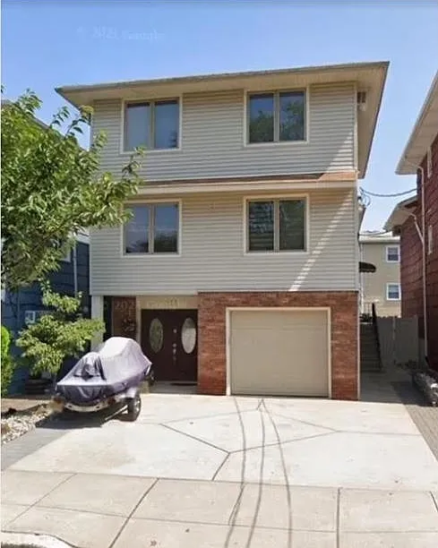 3 bed, 1.0 bath, $2,500 — Photo 2