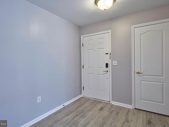 3rd image of 140 Lionheart Ln