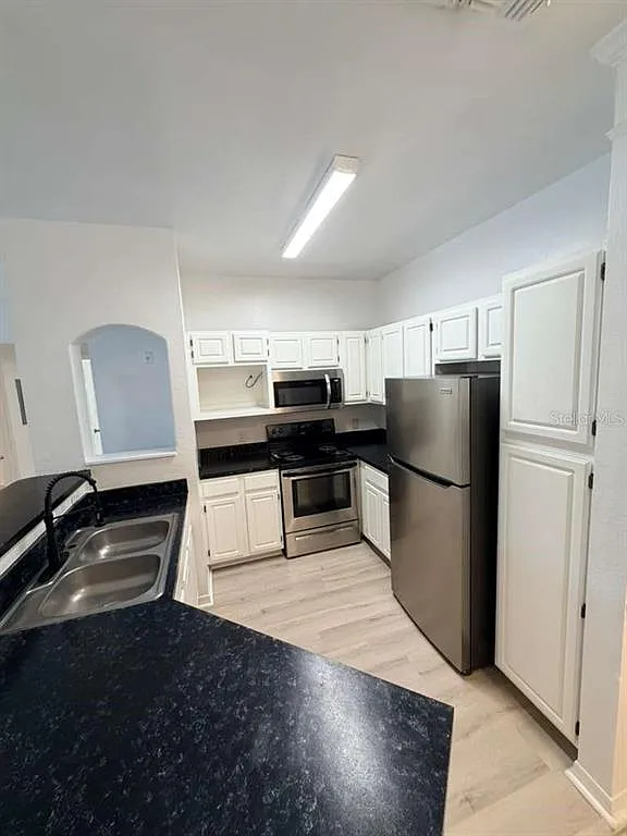 3 bed, 2.0 bath, 1260 sqft, $1,900 — Photo 4