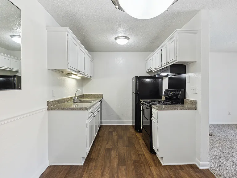 Fairway Club Apartments — Photo 32
