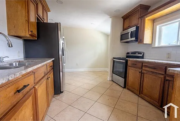 220 Armstrong St — Photo 5