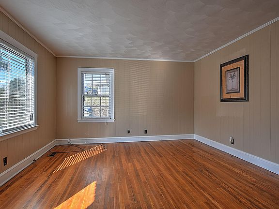 4th image of 319 Union St