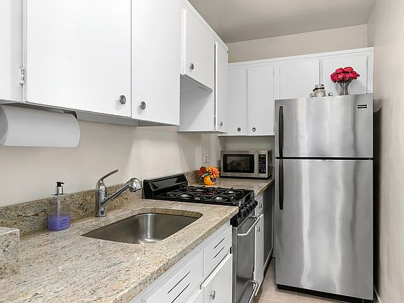 5th image of 201 E 37th St APT 14C