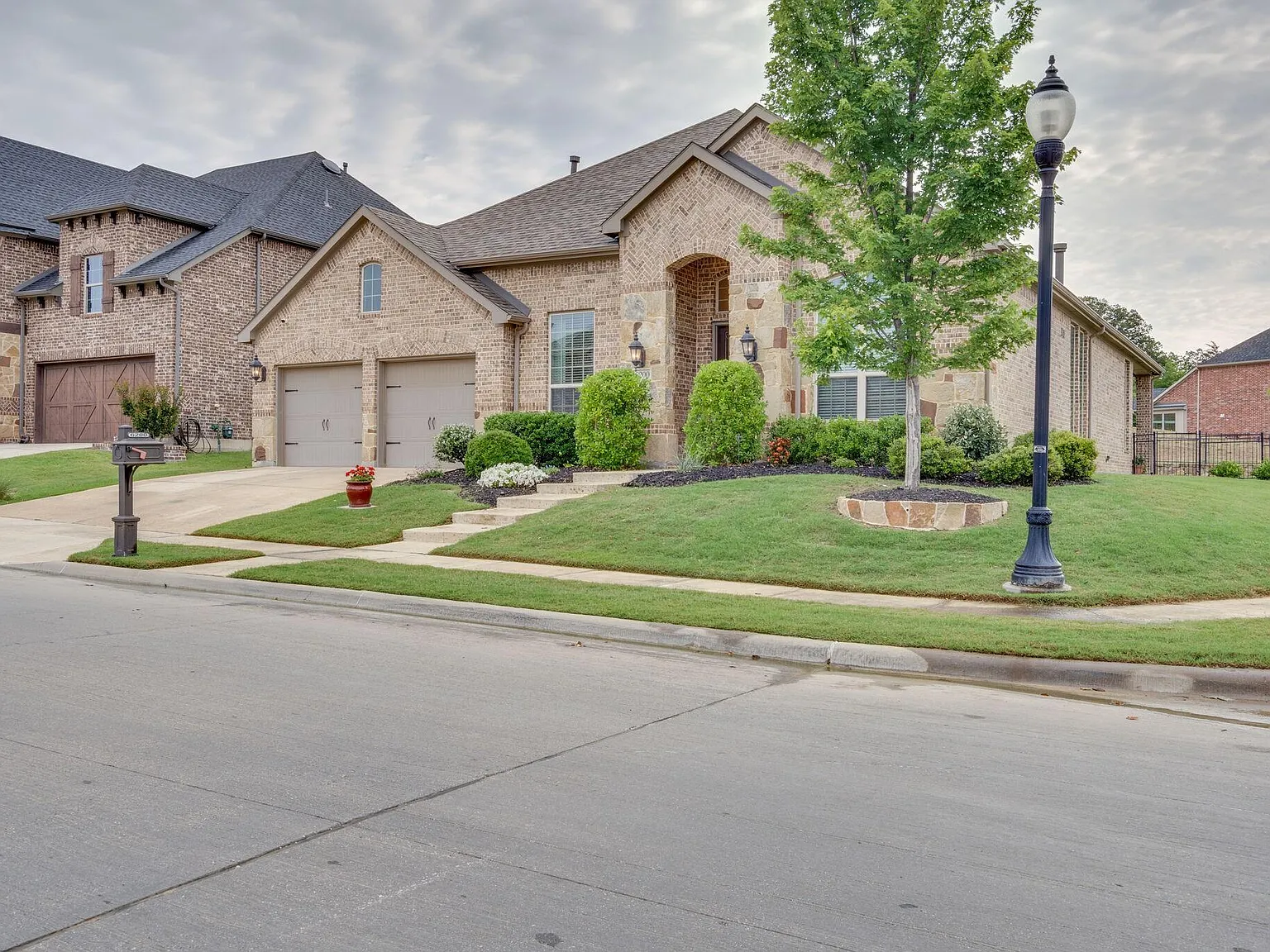 4 bed, 2837 sqft, $4,000 — Photo 2