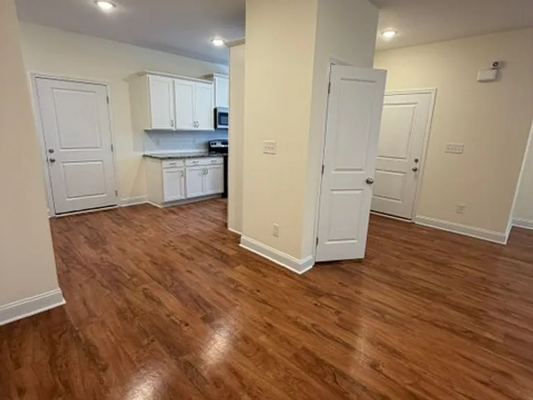 913 Linwood Ave — Photo 7