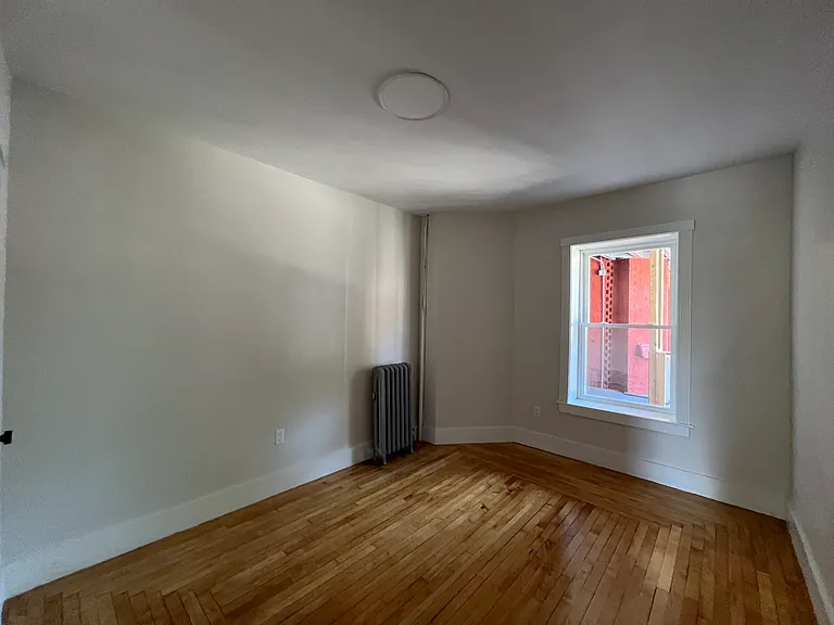 912 Dwight St #3-R — Photo 4