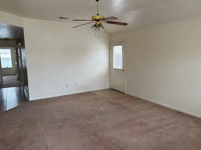 502 Primrose Dr — Photo 2