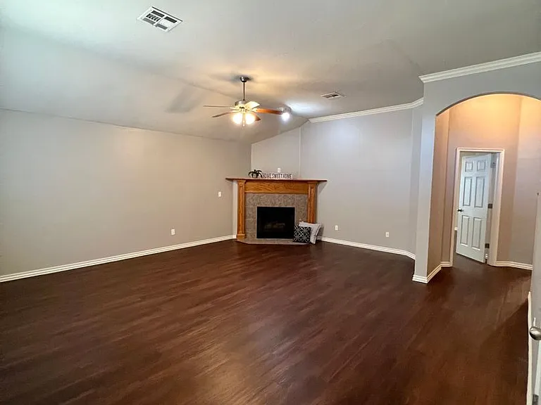 1113 Greenfield Ave — Photo 3