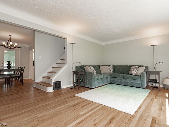 3rd image of 1342 Beaconfield Rd
