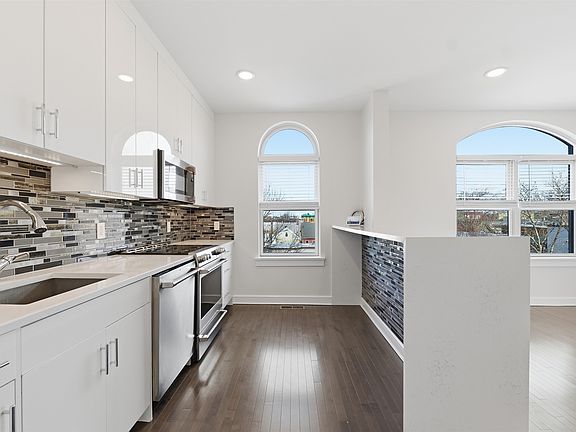 3rd image of 974 Summit Ave Unit 406