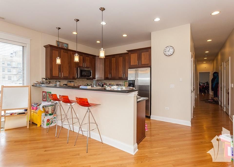 1st image of 1043 W Belmont Ave