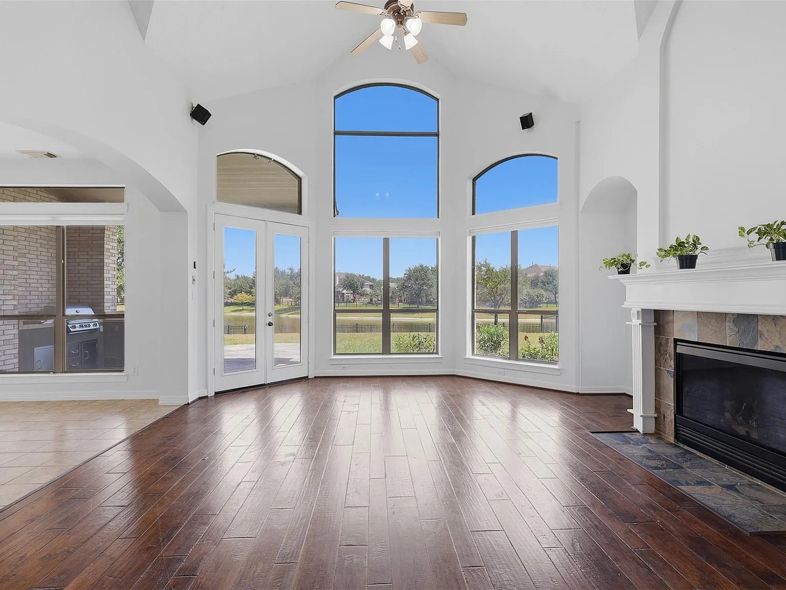 5 bed, 4.5 bath, 4220 sqft, $5,500 — Photo 2
