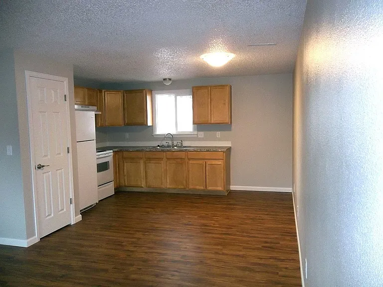 1118 W 10th St — Photo 11